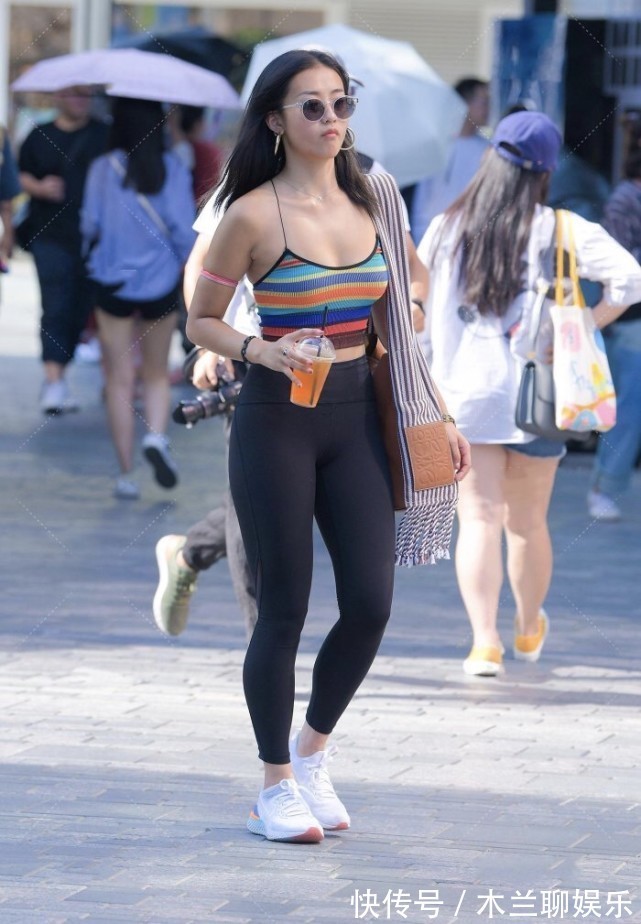 吊带 彩虹吊带上衣搭瑜伽裤走运动风,复杂的颜色搭配简洁的设计更时尚