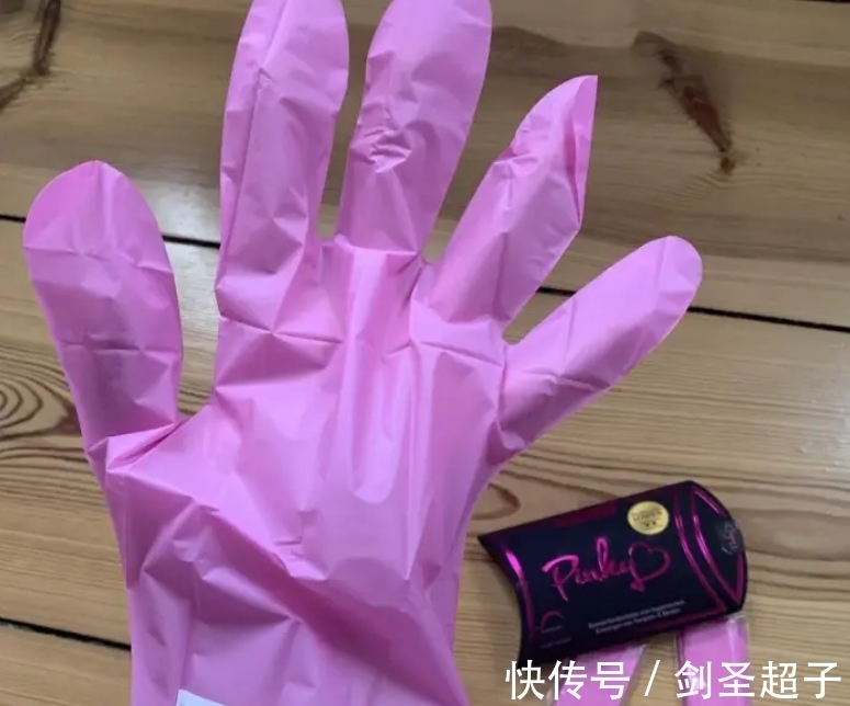 手套|德国两男子发明“月经手套”，称能解决女性的尴尬，被网友怒骂