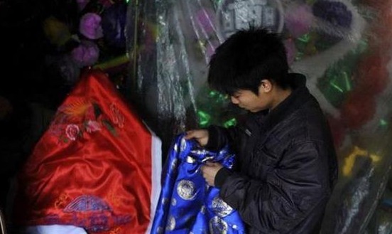 寿衣#人去世为何要穿寿衣老祖宗留下来的规矩,很多人年轻人不懂