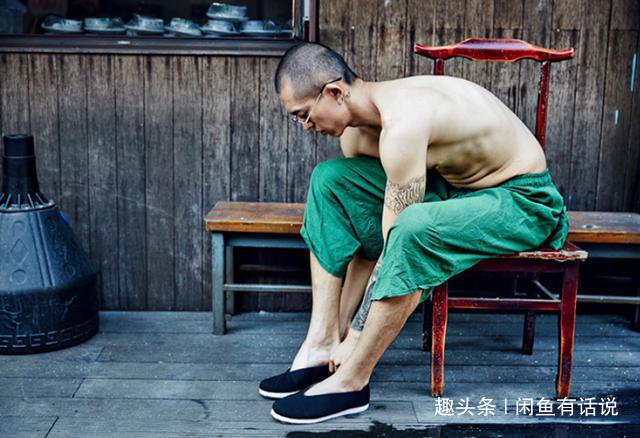 比尔盖茨 男人别总穿皮鞋,闷脚!现在大佬都爱穿“千层底”,舒服还有范