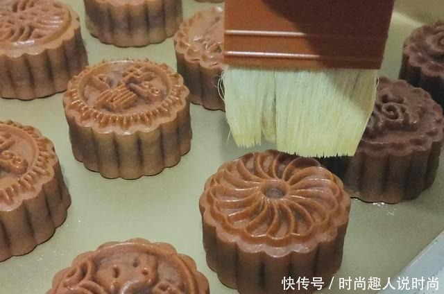 好看|网红黑金月饼的详细做法,好看又好吃,步骤详细包你会