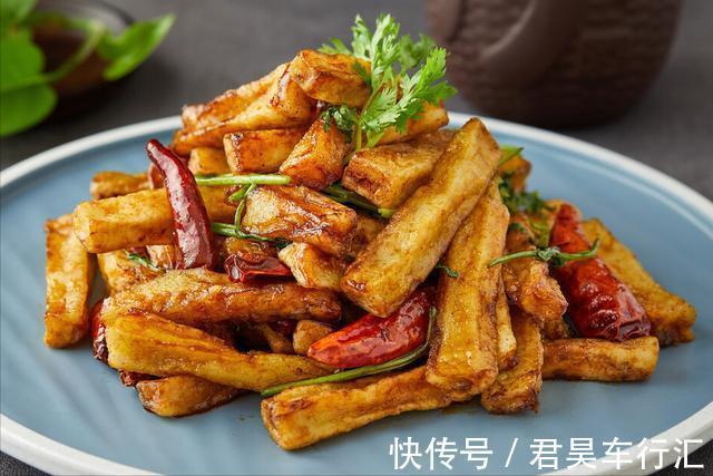 炒茄子,原来不能先放油,厨师长教你2招,茄子不油腻不发黑