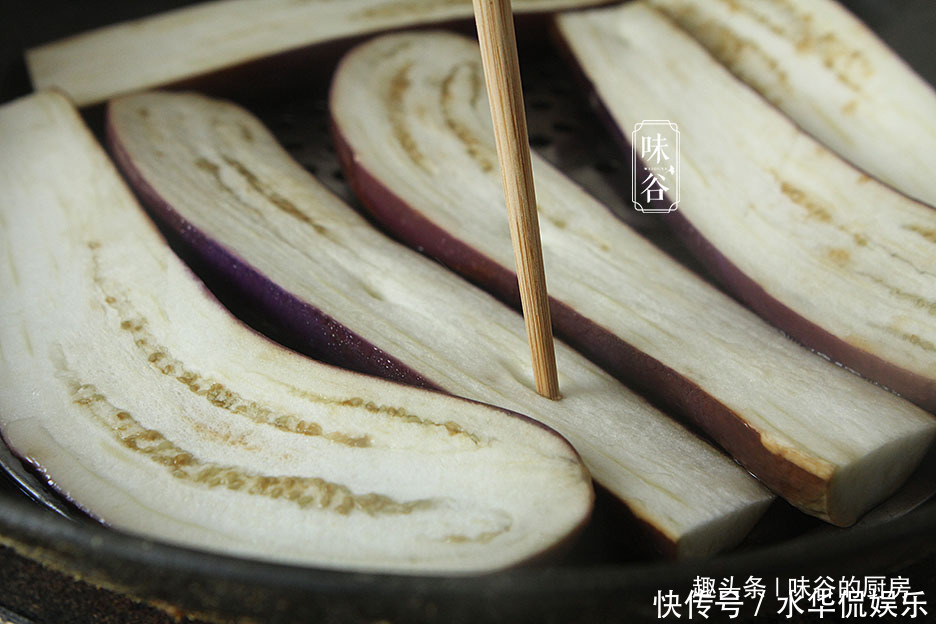 茄子|夏季吃凉拌茄子,茄子直接蒸大错特错,多加一步,茄子不黑还美味