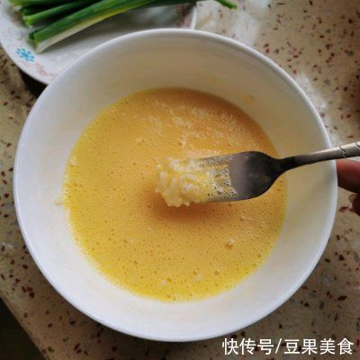 米饭鸡蛋煎饼|米饭鸡蛋煎饼中午刚做完，晚上又想吃了