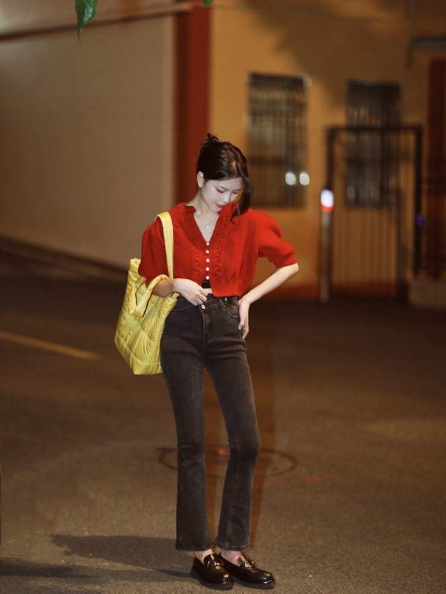 上身 秋冬季节想要穿出氛围感,红色毛衣搭配牛仔裤,高级又显气质