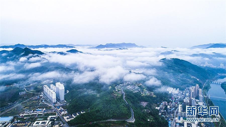 初夏堵河：云雾缭绕 水清岸绿