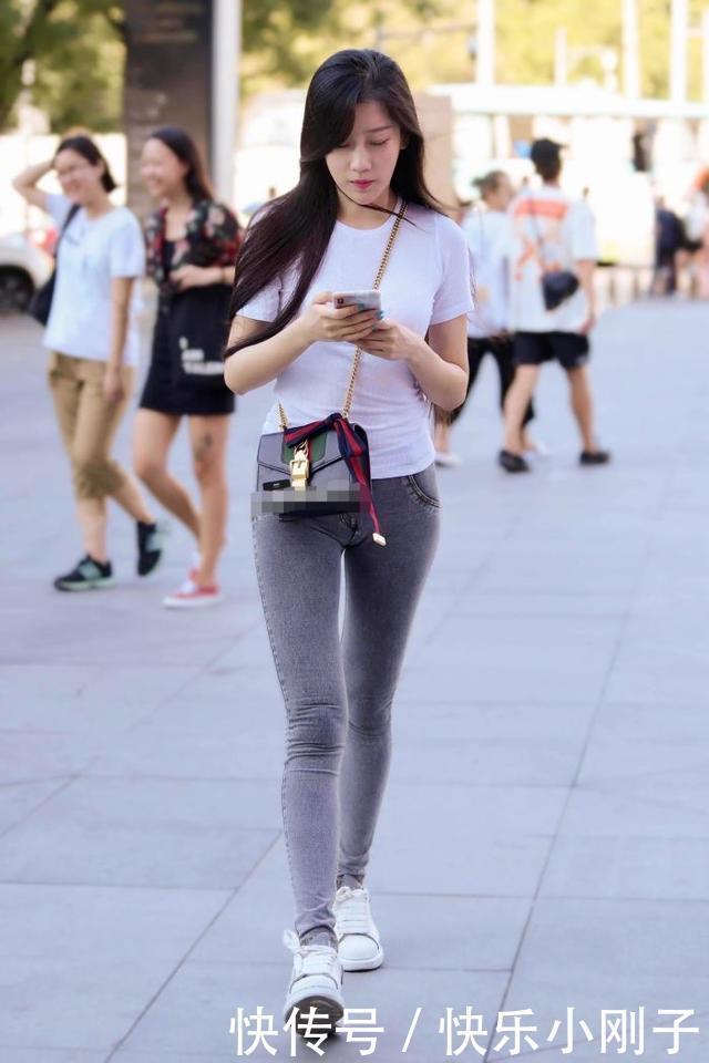 搭配|牛仔裤还能这样穿,搭配简约款白T,造就时尚魅力感