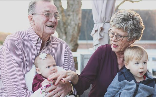 婆媳之间|“我月薪三万,给一万给我妈养老,有错吗”“她没养过我”