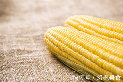 香甜|煮玉米时,别直接下锅!多加“2样”,玉米又香又甜,比买的好吃