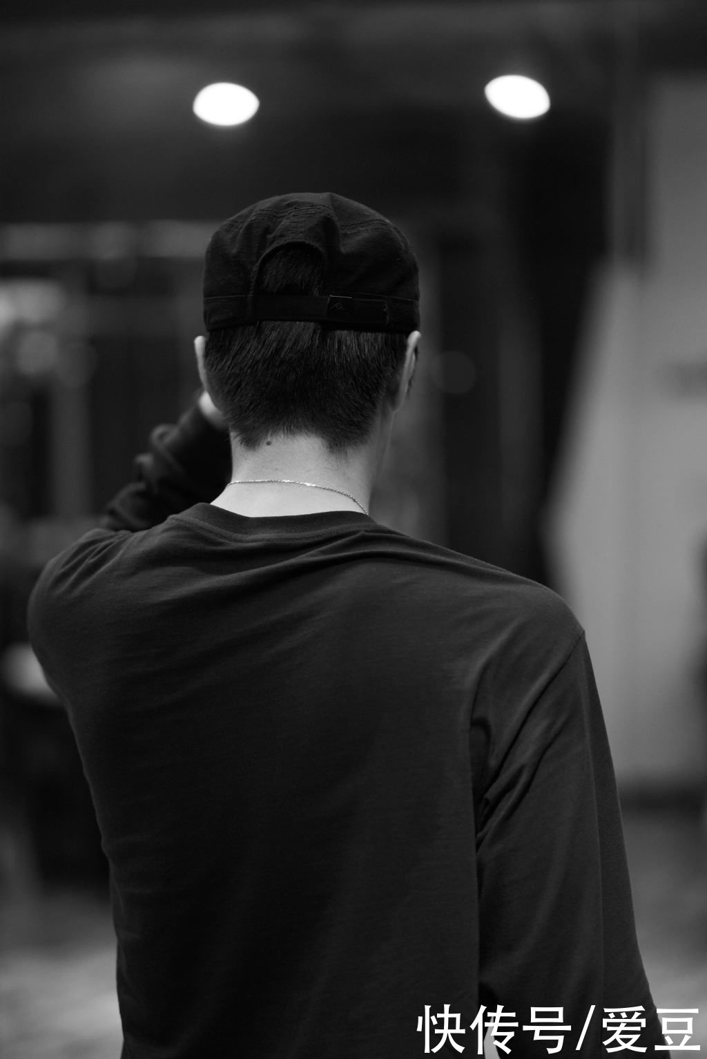 yibo|210818 YIBO放出王一博练习室花絮照 每一块地板上都有着数不清的汗水痕迹