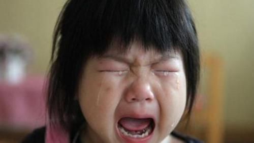 没少|7岁男孩将502误滴眼中,父亲这一举动救了孩子,医生书没少看