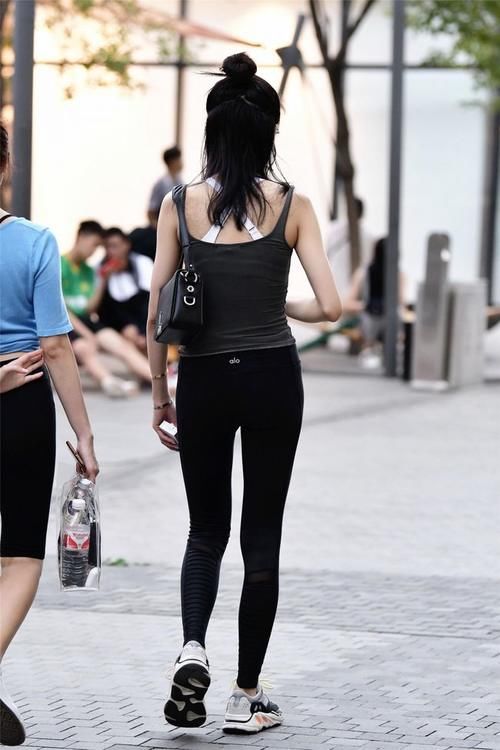 瑜伽服|都说穿了瑜伽裤人矮腿粗，看了她们穿瑜伽裤，发现还真不是这样