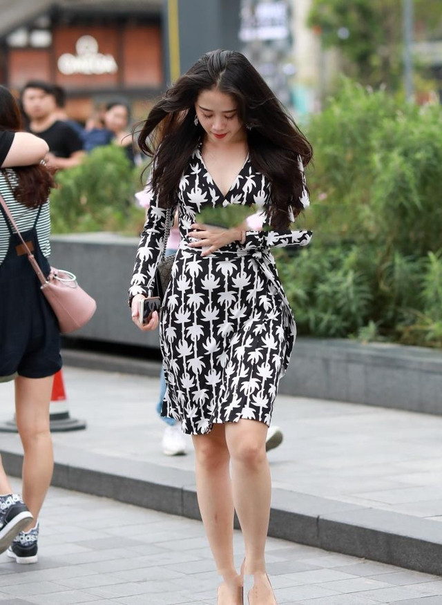 连衣裙|西装式领口设计的长款连衣裙,黑白配色优雅大方