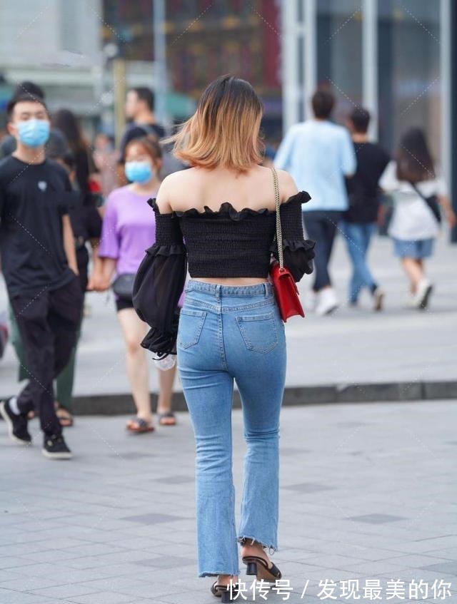 蕾丝 花边一字肩搭配修身牛仔裤,舒适休闲,打造夏季新穿搭!