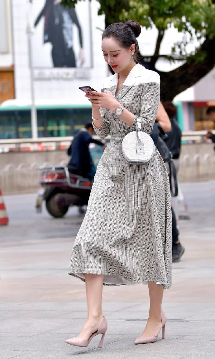 街拍:小姐姐内搭一件气质的v领白色连衣裙,让她显得高贵又有魅力