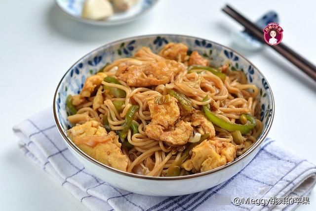 保鲜袋|夏天犯懒不爱做饭，10分钟搞定1锅鸡蛋青椒炒面，全家如狼似虎