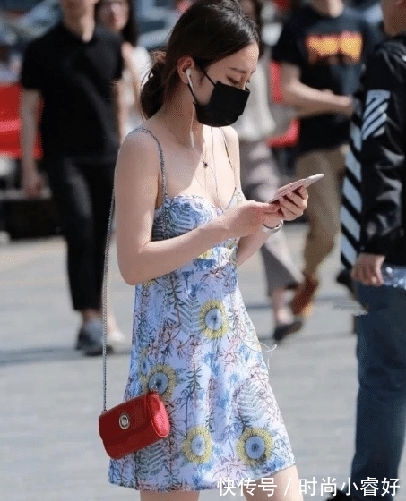 a932 美女出门相亲太着急,把“妈妈”的裙子就穿出门,对象看了扭头走