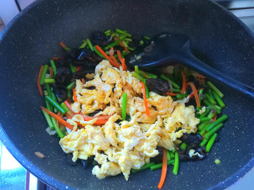 它和鸡蛋是绝配，一起炒，鲜上加鲜，孩子多吃长身体，营养又实惠