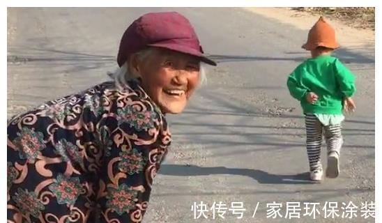 驼背|“小驼背宝宝”跟着太姥学走路火了,我曾是你,你终会是我