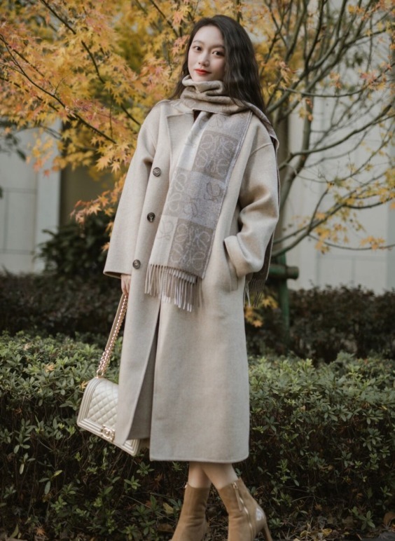 酒红色|大衣穿不出气场?原因不是身高而是搭配,看完这几套搭配你就明白