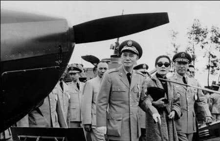 韩复榘|此人当了军长，任命儿子当团长，军长秘密潜逃不带儿子，儿子无奈率部起义