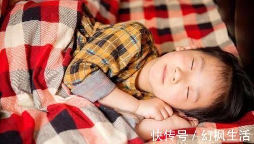 监控|“只要我跑得够快就抓不到我”,小学生迟到,监控仅拍下一道残影