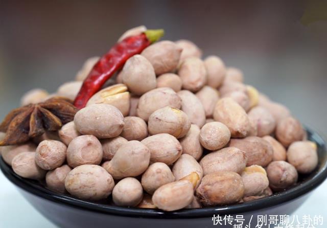 懒人必学的花生米做法,香脆可口好吃到停不下来,待客必备