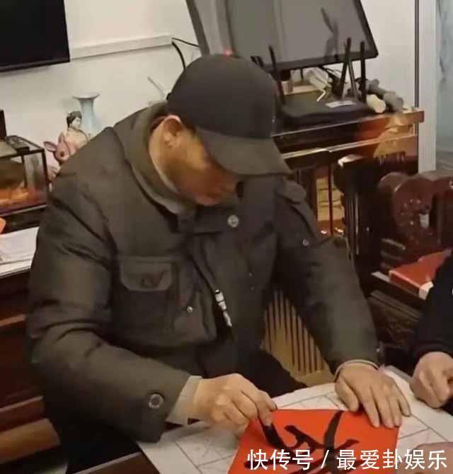 春联&大衣哥朱之文写春联冲上热搜,网友盛赞,专家:远不如二年级水平