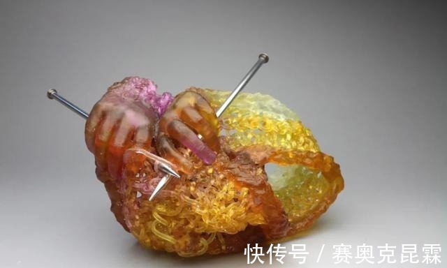 色彩#她是用玻璃雕塑“织毛衣”的第一人,这质感极其逼真!手太牛逼了