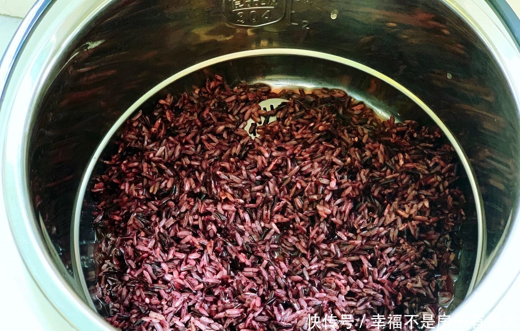 熬粥,紫米别直接下锅煮,多做一步软糯浓郁,把早餐藏在口袋里