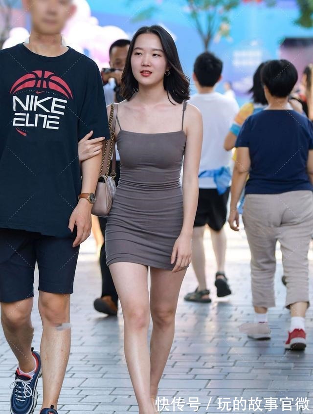 肩包 深灰色修身裙,质感轻薄,搭配米白色单肩包大方优雅!