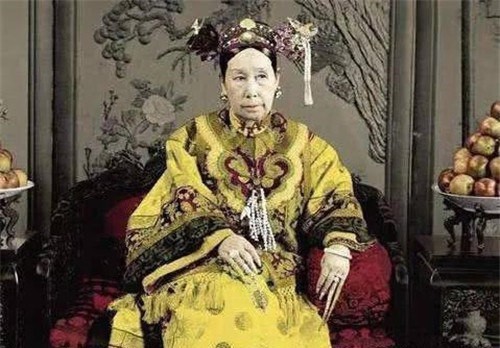 马褂|他自称慈禧后人，坚持留辫子穿马褂，因没有对象上相亲节目选皇妃