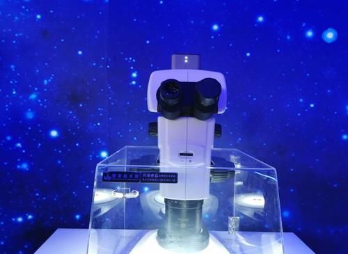 显微镜下的月壤长啥样?月球样品实物首次离京在宁展出