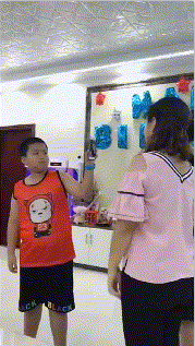 |搞笑GIF:幸亏反应快 不然被老婆发现就麻烦了