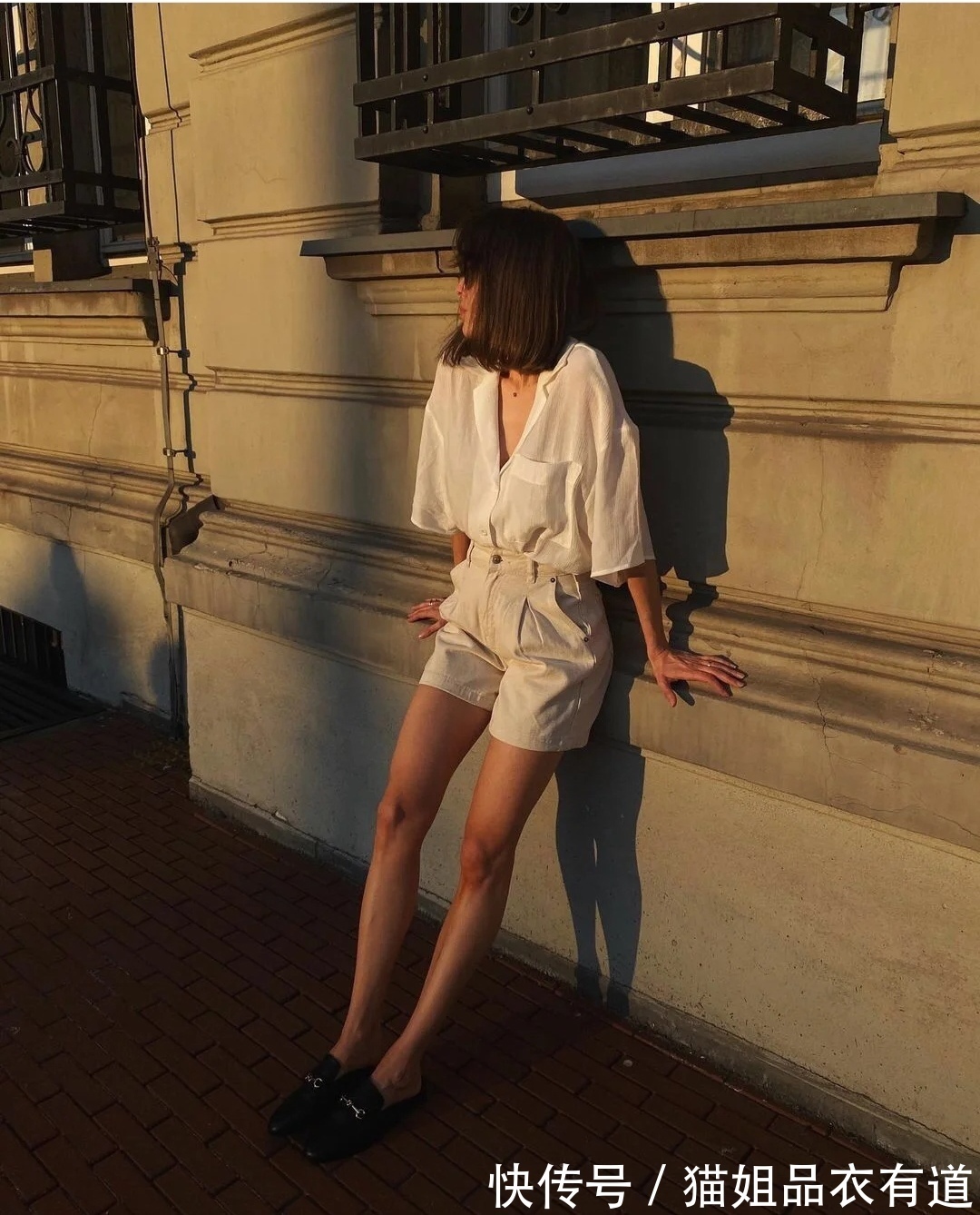 露肤|今夏穿衬衫,不流行直接塞裤腰了!这5个技巧拿去用,洋气又时髦