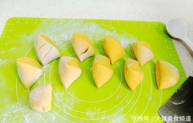 金灿灿的大馒头蓬松又暄软,自带甜味好吃又好看,照着做零失败