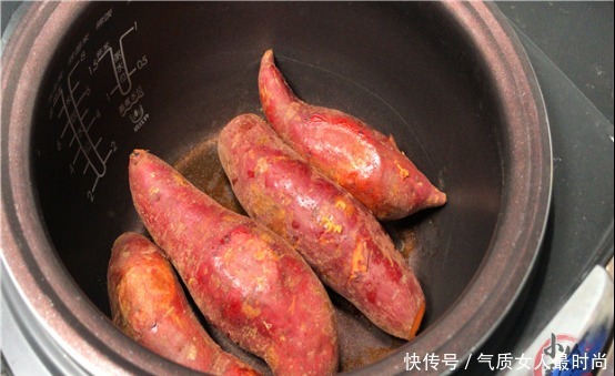 不用烤箱,教你用电饭锅烤红薯,不加一滴水,和炭烤红薯一样香