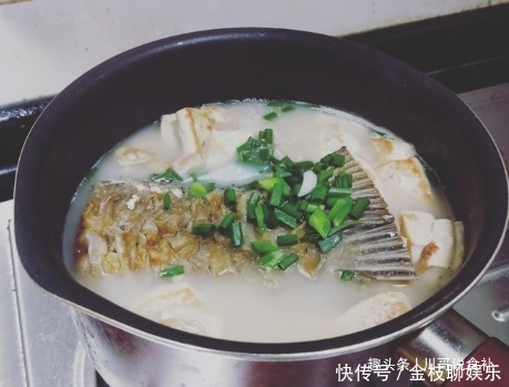  奶白|豆腐别炒着吃，教你1个新吃法，汤汁奶白更鲜美，比鲫鱼汤好喝