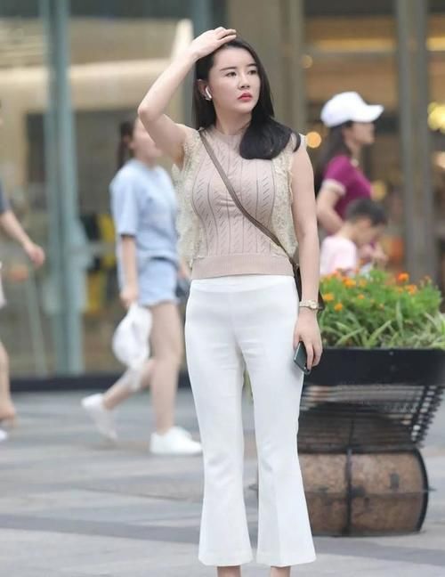 百搭 美女脚上搭配的高跟鞋，既舒适又时尚，带着一种浪漫的飘逸