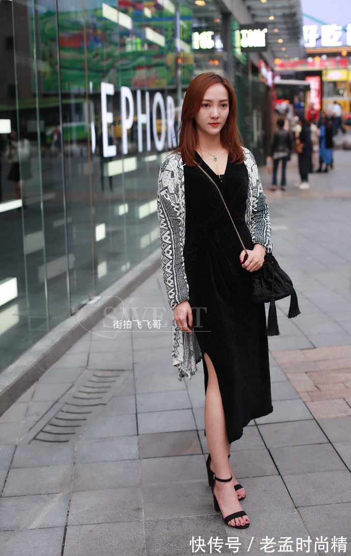 街拍,露肩装搭配格子裙,性感与魅力并存!