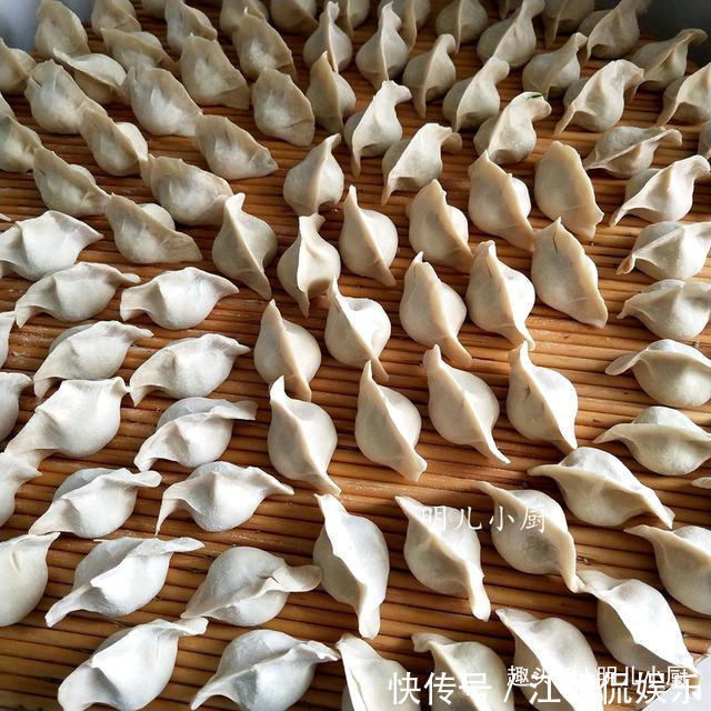 包饺子|包饺子这两种蔬菜一起放,皮薄馅鲜,一口下去满口香,太好吃了