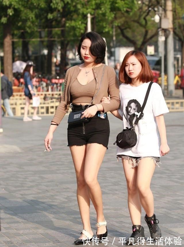 毛边短裤 要想穿出潮流范,毛边短裤不能少,气质又有个性,时尚大咖的最爱!