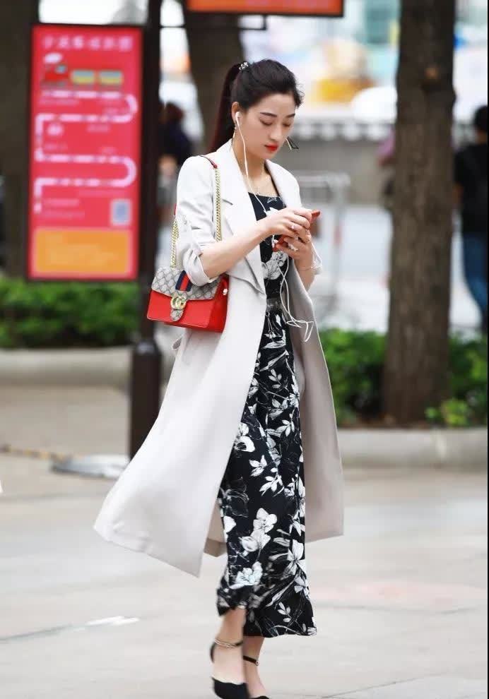 气质|街拍:绑马尾辫的气质少妇,打扮大方得体,成熟优雅气质尽收眼底