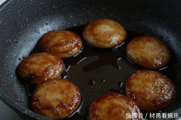 香甜|芋头做成的红糍粑,1块芋头1把糯米饭,软糯又香甜