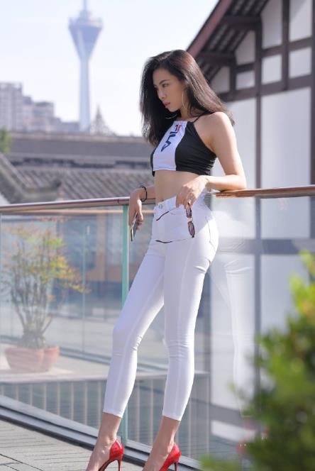 微转|街拍潮流小姐姐秋波微转,灵动又减龄,如深谷中的幽兰