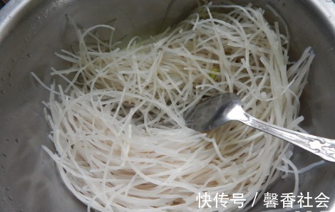 包菜|包菜炒粉条,大厨教你“过2水,放2油”,粉条不粘黏不成坨,好吃