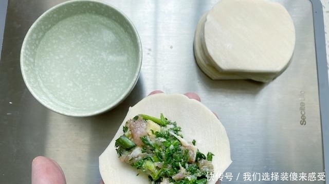 三月,这野菜鲜美可口,做成锅贴鲜嫩多汁又美味,吃货不要错过