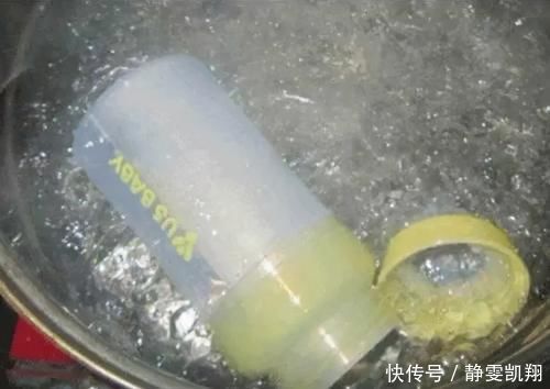 父母|有种“省事”叫父母无知,用开水烫奶瓶,受伤害的是孩子