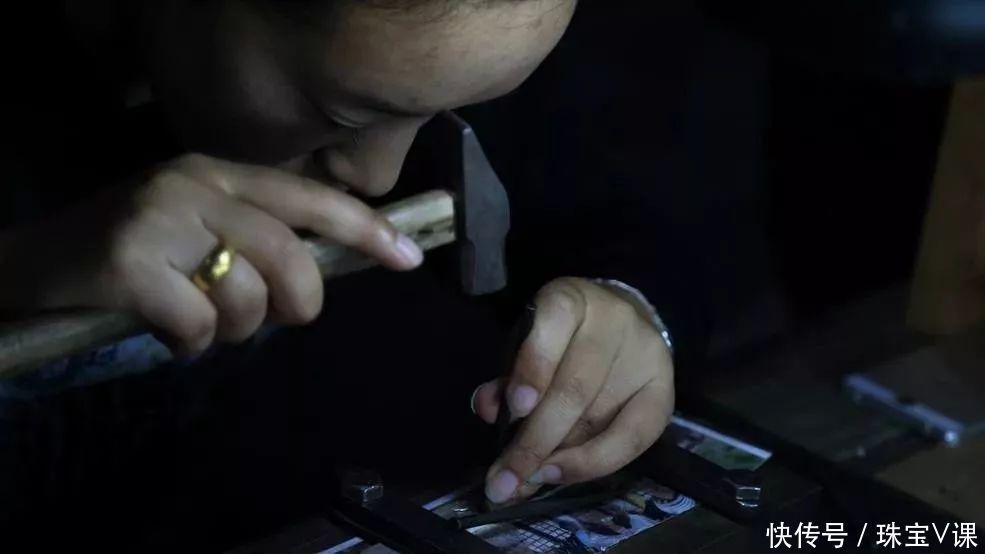 说女人戴了硬银会出事?今天告诉你真相