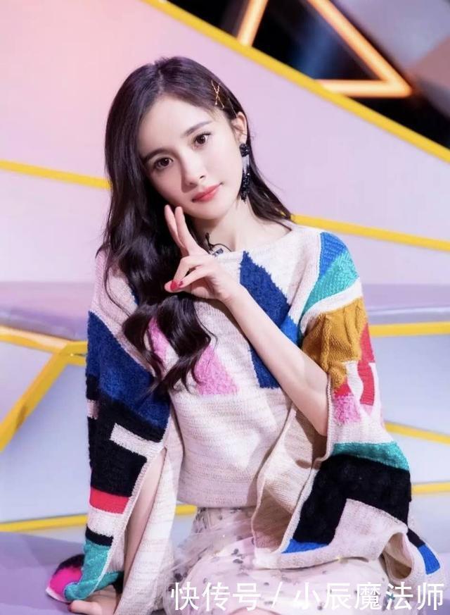 2020年最时髦的穿搭方式，“毛衣+裙子”优雅又温柔，早穿早美